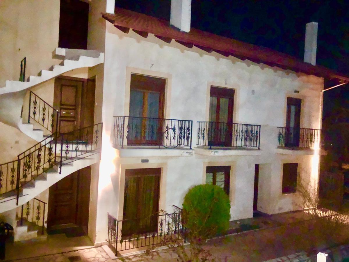 Family'S Houses Калаврита Екстериор снимка